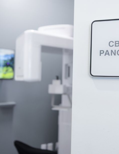 Room with a cone beam CT scanner in Coral Springs dental office
