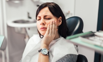 woman with dental emergency