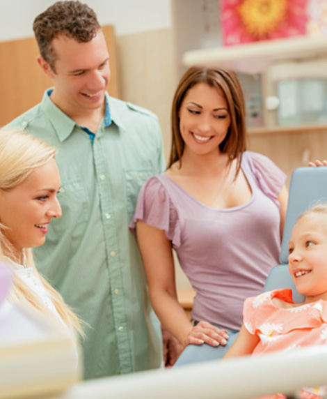 Parents and their child visiting a United Healthcare dentist in Coral Springs 
