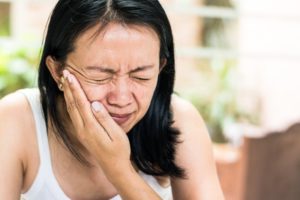 woman with mouth pain who needs emergency dentist in Coral Springs 